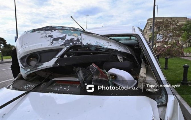 Qaxda avtomobil ağaca çırpıldı: İki qardaş xəsarət aldı