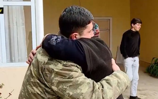Bayramları bayrama qarışan Pənahovlar ailəsi: Əsirlikdən geri dönən əsgərimiz öz evində - VİDEO
