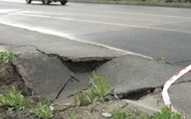 Mingəçevirdə avtomobil yolu və səki çökdü - VİDEO