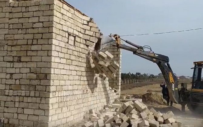В бакинском поселке снесены незаконные постройки - ФОТО/ВИДЕО