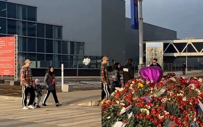 Спустя неделю после теракта люди несут цветы к мемориалу возле 