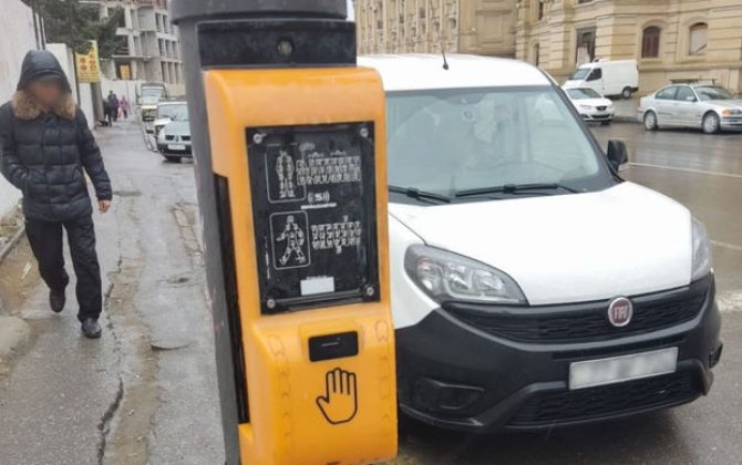 Bakıda piyada işıqforunun düyməsi sındırılıb