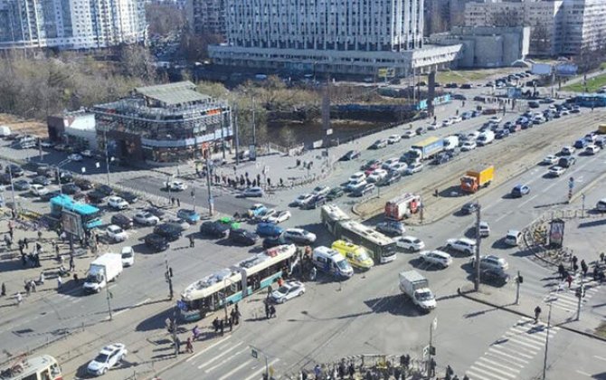 Sankt-Peterburqda tramvay piyadaları vurdu - VİDEO