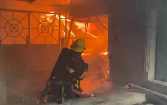 Bakıda çoxmərtəbəli binaya bitişik konstruksiyada yanğın olub - FOTO/VİDEO