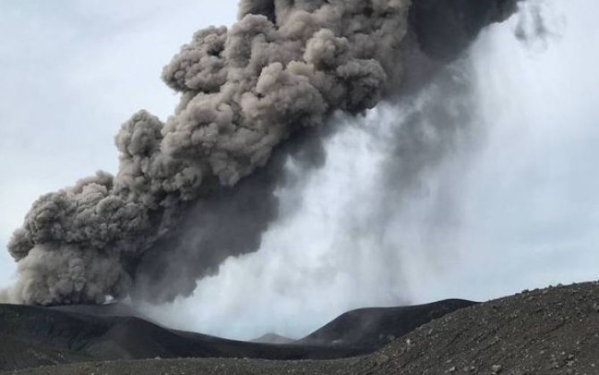 Kuril adalarında Ebeko vulkanı 2,5 km hündürlüyə kül atıb - FOTO