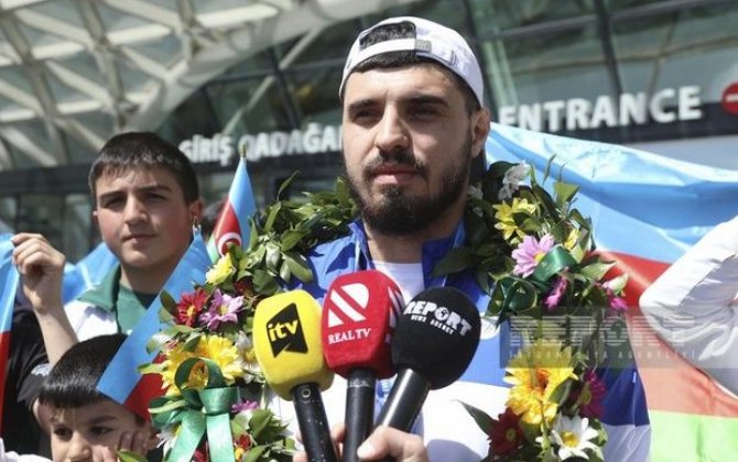 Dünya Kubokunda üç gümüş medal qazanan Azərbaycan ağırlıqqaldıranı Vətənə qayıdıb - FOTO