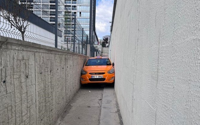 Polisdən qaçmaq istəyən taksi sürücüsünün maşını iki divar arasında sıxışıb qaldı - FOTO