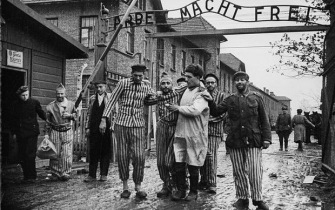 Музей Освенцима обвинил Facebook в неоправданной цензуре снимков узников концлагеря - ФОТО