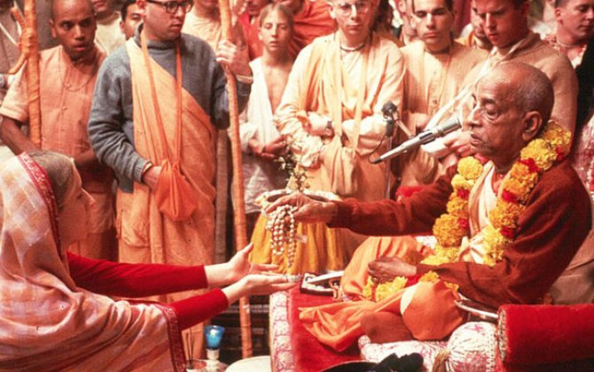 Индийский миллионер и его жена отдали все деньги на благотворительность и стали монахами - ФОТО