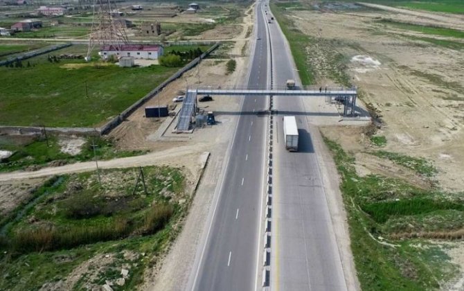 Завершается строительство нового надземного пешеходного перехода на дороге Баку-Губа-госграница с РФ - ФОТО
