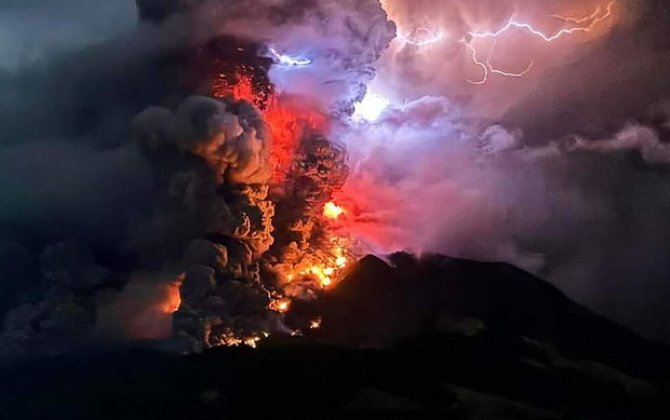 В Индонезии из-за извержения вулкана Руанг закрыли аэропорт в Манадо - ФОТО/ВИДЕО