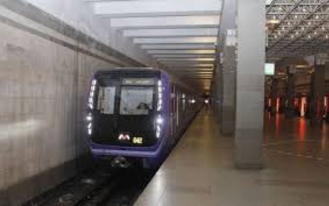 В бакинском метро пожилой мужчина упал на рельсы