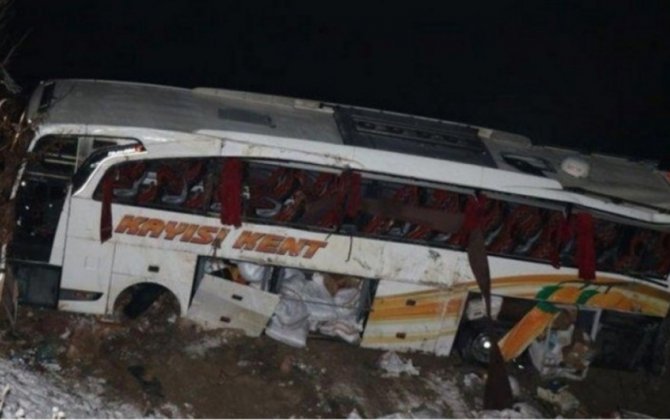 В Турции перевернулся автобус, пострадали 19 человек
