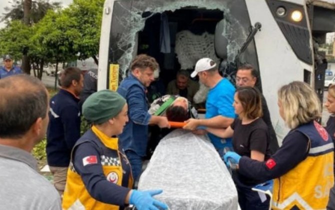 В Турции перевернулся микроавтобус, много пострадавших - ФОТО