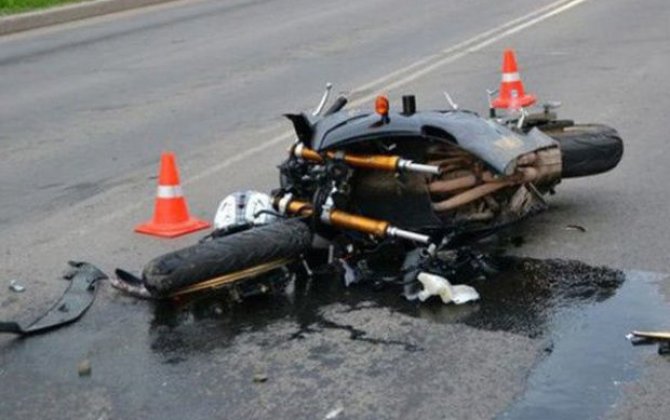 В Баку автомобиль сбил 17-летнего мотоциклиста