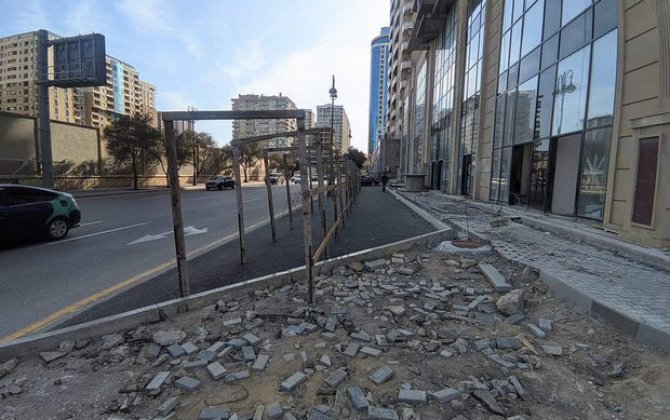 В Баку незаконно заняли тротуар под парковку - ВИДЕО