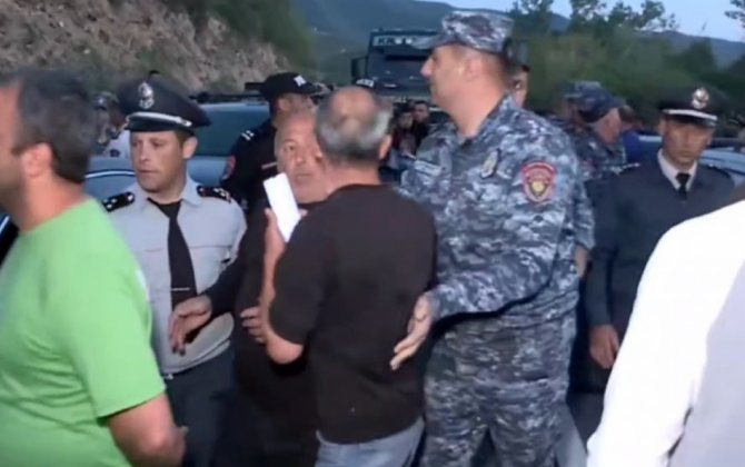 Протестующих против демаркации границы с Азербайджаном армян разогнали-(видео)