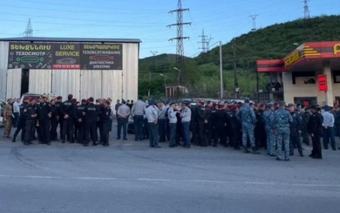 Ermənistan polisi Tavuşda yolu bağlayanları saxlayıb - VİDEO