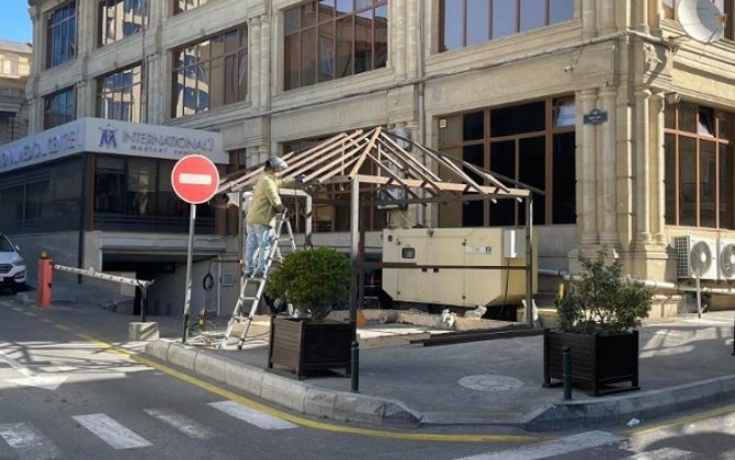 Снесена незаконная постройка на тротуаре в центре Баку - ВИДЕО