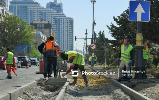На одном из главных проспектов Баку прокладывают велодорожку и обновляют тротуар - ФОТОРЕПОРТАЖ