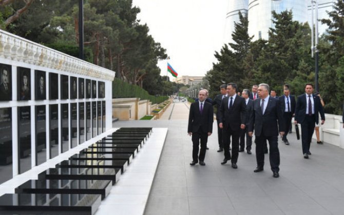Президент Кыргызстана почтил память шехидов в Баку - ФОТО