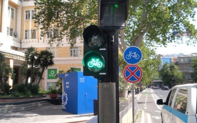 На улицах Баку появились велосипедные светофоры