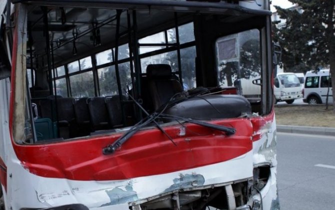 В Баку пассажирский автобус столкнулся с легковым автомобилем