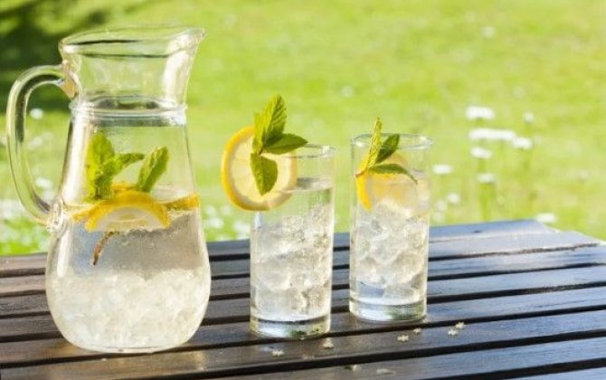 Limonlu suyu belə içmək olmaz! – 4 mənfi təsiri