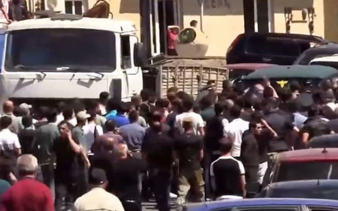 Tavuşda UAZ markalı avtomobilin nümayişçilərin üzərinə sürülməsi ilə bağlı beş nəfər həbs edildi - VİDEO