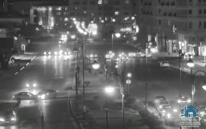 В Баку автомобиль столкнулся с другим, а затем врезался в светофор - ВИДЕО