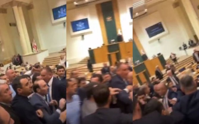 Gürcüstan parlamentində qalmaqal: Deputatlar arasında dava düşdü - VİDEO