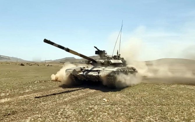 С танковыми подразделениями проводятся интенсивные занятия по боевой подготовке - ВИДЕО