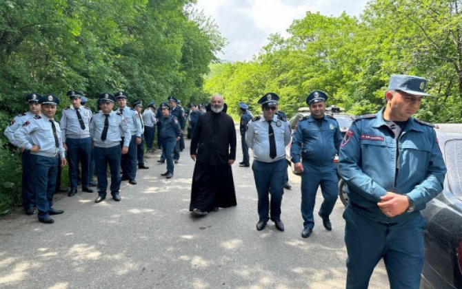 Erməni polisi revanşist keşiş Baqratın Qazaxla sərhəd kəndə girişini qadağan etdi...-VİDEO