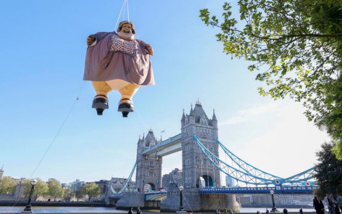 Над Лондоном пролетела гигантская тетушка Мардж из 