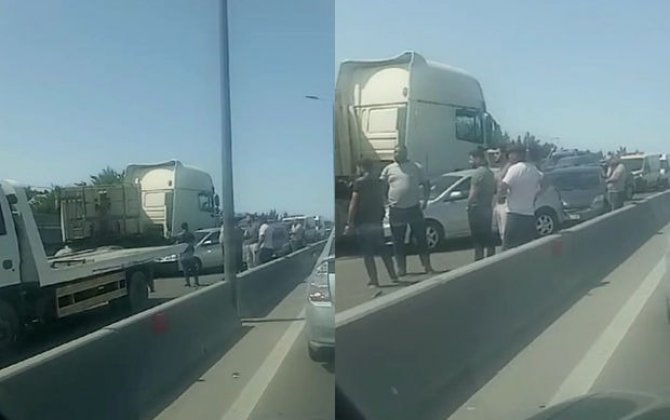 Bakı-Sumqayıt yolunda ağır qəza: Yük maşını iki avtomobillə toqquşdu - VİDEO