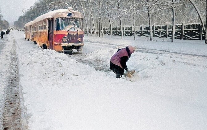 В Свердловске мощный снегопад-(видео)