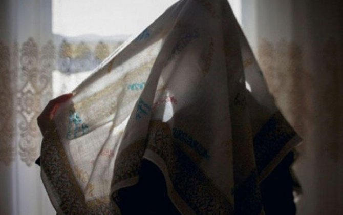 İranda molla hicaba görə qadına hücum edib - VİDEO