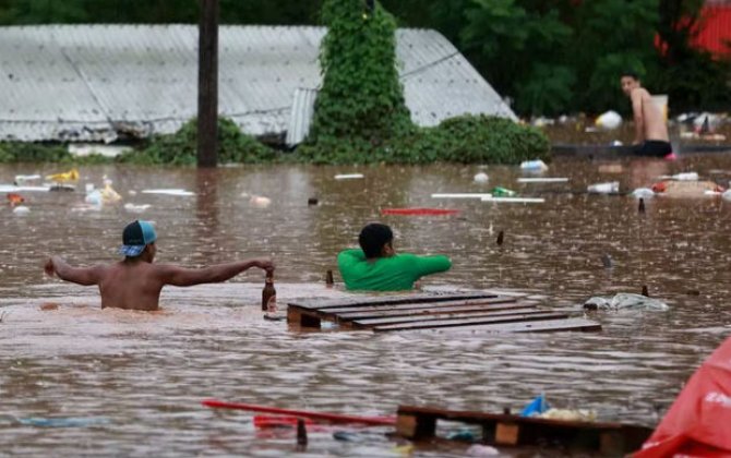 Число погибших из-за наводнений на юге Бразилии приближается к 100 - ВИДЕО
