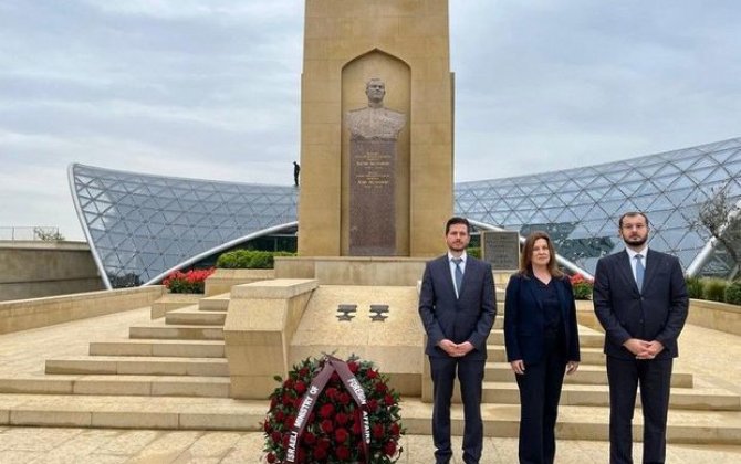 Директор по вопросам политики МИД Израиля посетила памятник Ази Асланову - ФОТО