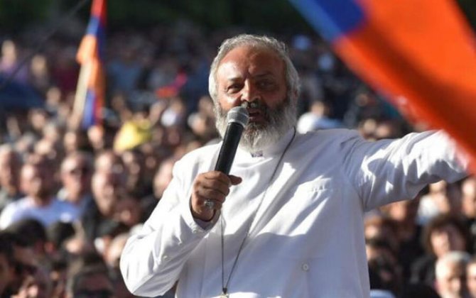 Ermənistanın arxiyepiskopu Paşinyana istefa vermək üçün bir saat vaxt verdi - YENİLƏNİB + VİDEO