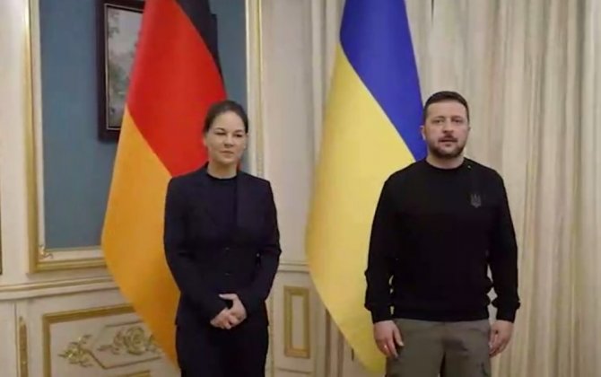 Зеленский наградил Бербок-(видео)