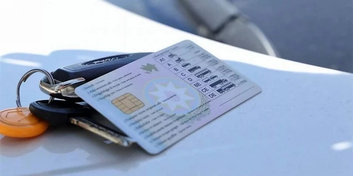 В Азербайджане мужчина предоставил фальшивые водительские права, получил настоящие