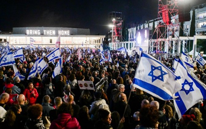 В Тель-Авиве тысячи человек требуют досрочных выборов