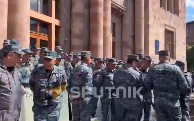 İrəvanda hökumət binası yenidən polis mühasirəsində - VİDEO