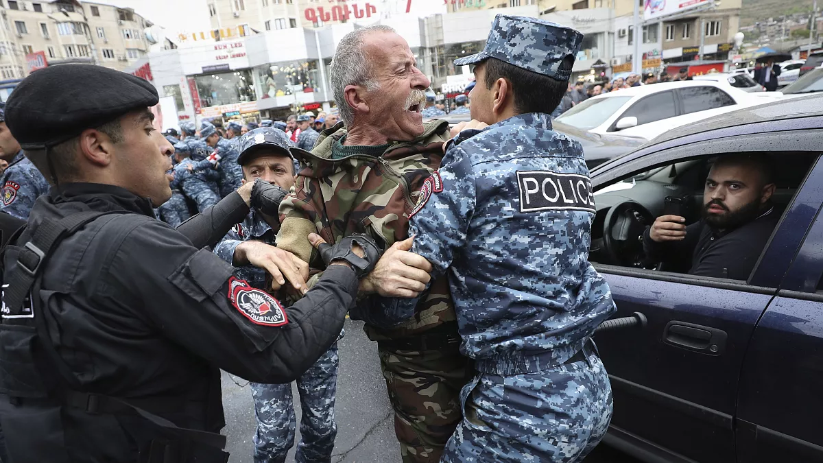 В Ереване сотрудники спецназа избили и задержали оппозиционного депутата
