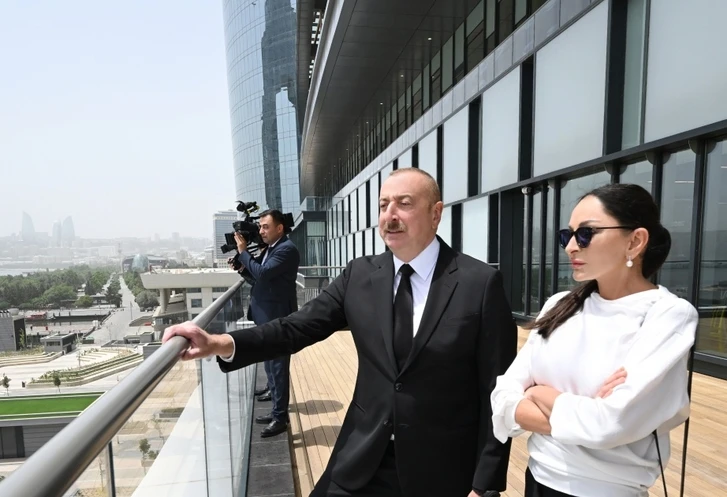 Ильхам Алиев и Мехрибан Алиева приняли участие в открытии торгового центра Crescent Mall в Баку-ФОТО