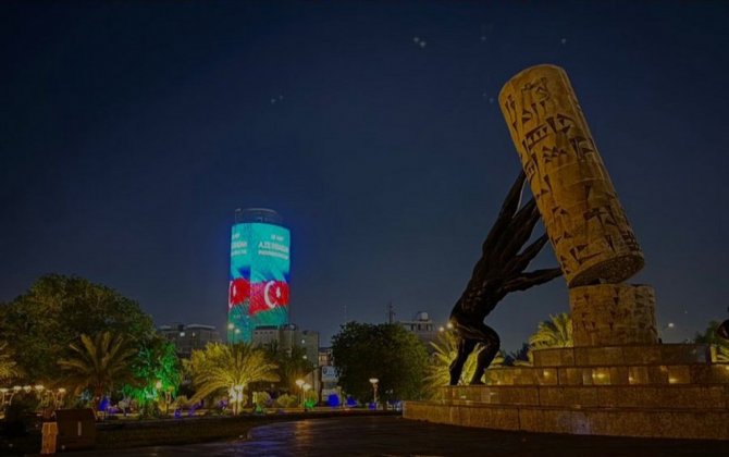 Bağdaddakı ən hündür binalardan birində Azərbaycan bayrağı əks olunub