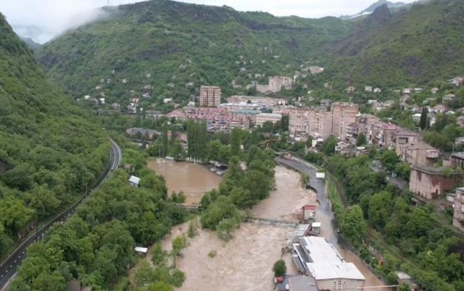 Rusiya Ermənistanda daşqınlar nəticəsində sıradan çıxmış dəmir yolunu bərpa edir