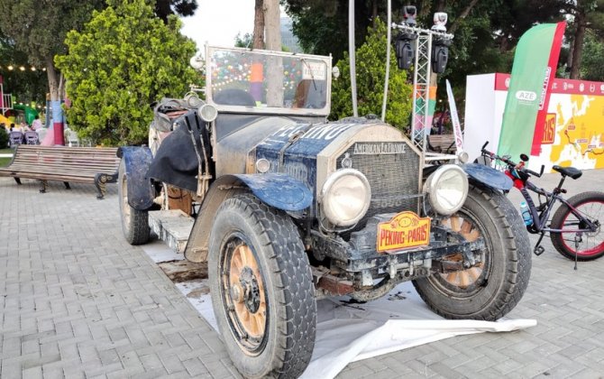 Azərbaycanda 110 yaşlı retro avtomobil yandı - FOTO