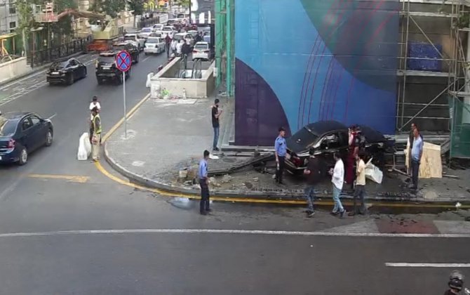 Bakıda qəza baş verib, işıqfor yararsız vəziyyət düşüb